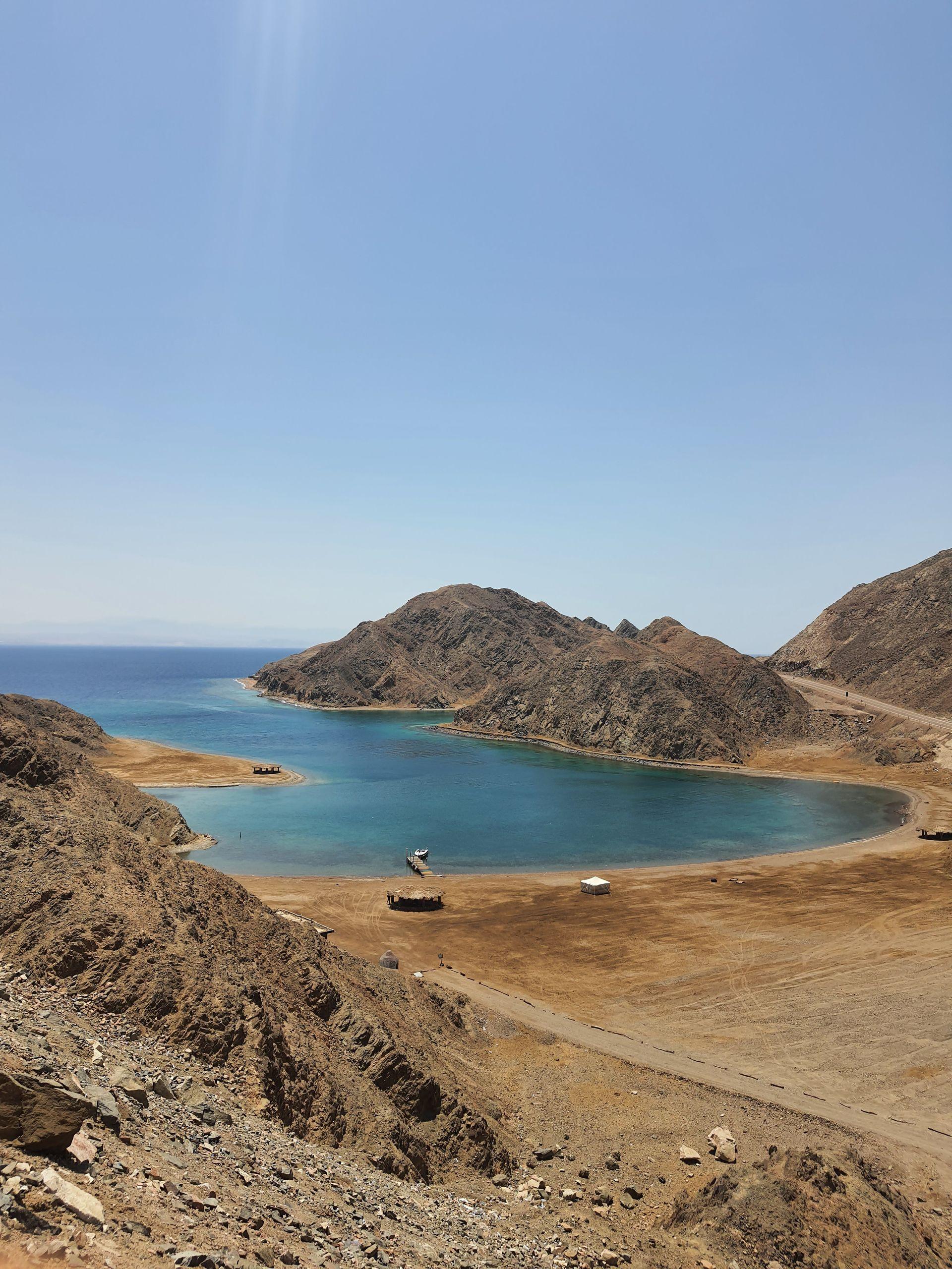 Explore the stunning landscape of Nuweibaa, Egypt, with its vibrant waters and rugged mountains.